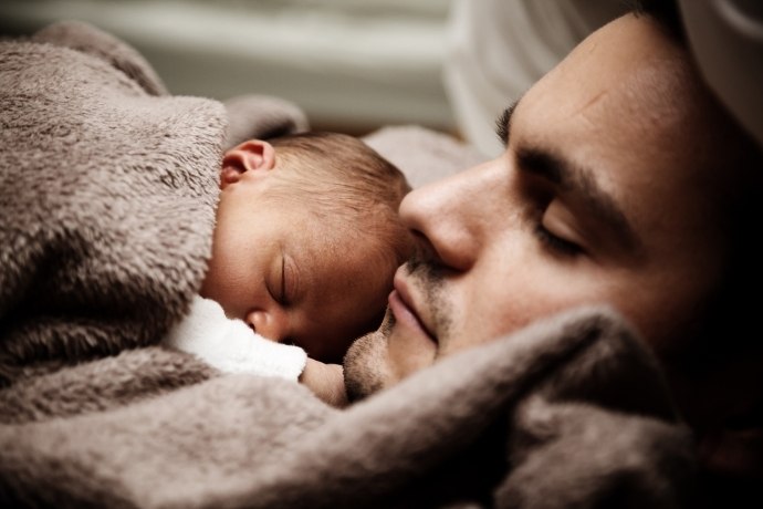 Sleep-alone-versus-sleep-with-parents